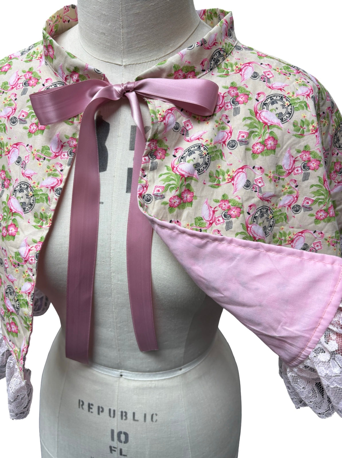 “Miriam” Capelet with lace in flamingo postcard print